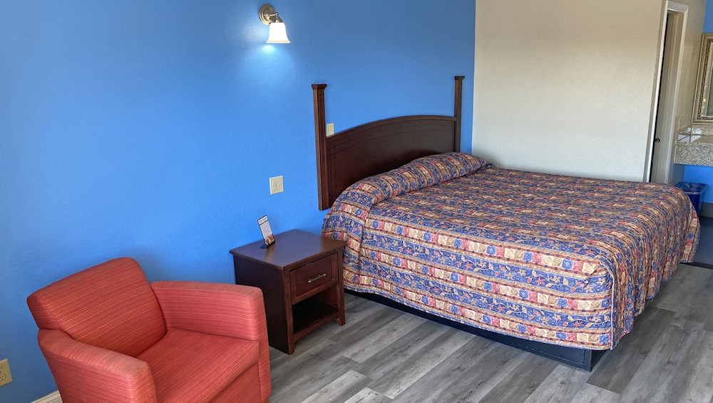 Room, 1 King Bed, Non Smoking, Refrigerator & Microwave photo 2