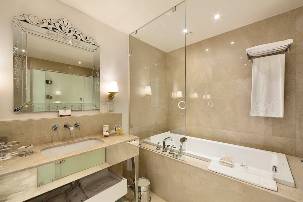 Deluxe Room with City View photo 3