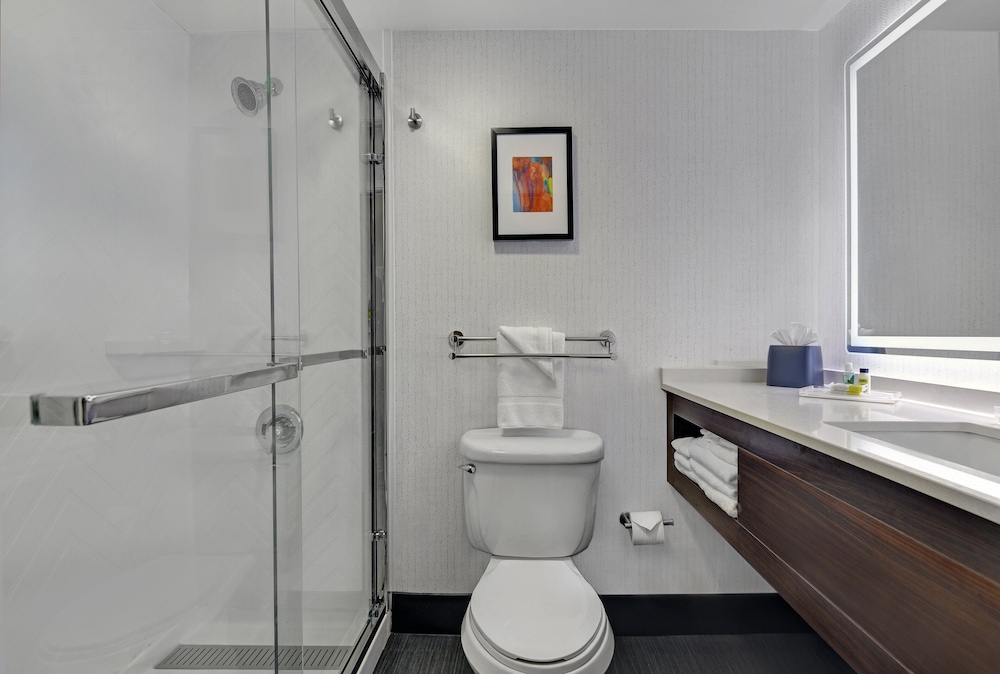 Standard Room, 1 King Bed, Accessible (Transfer Shower) - Photo 5