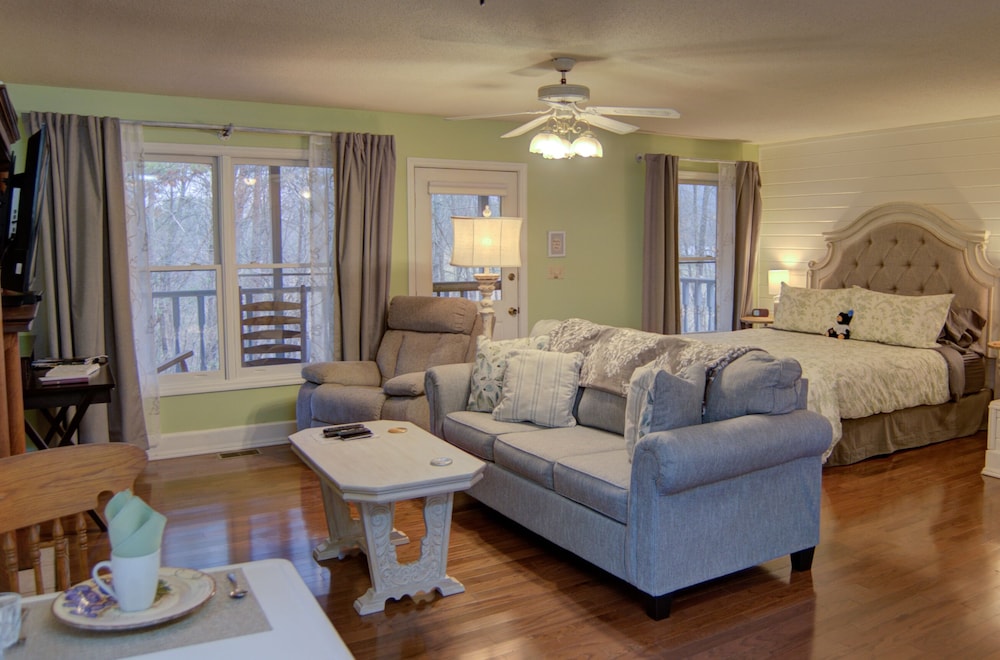 Romantic Cottage, 1 King Bed with Sofa bed, Non Smoking, Jetted Tub