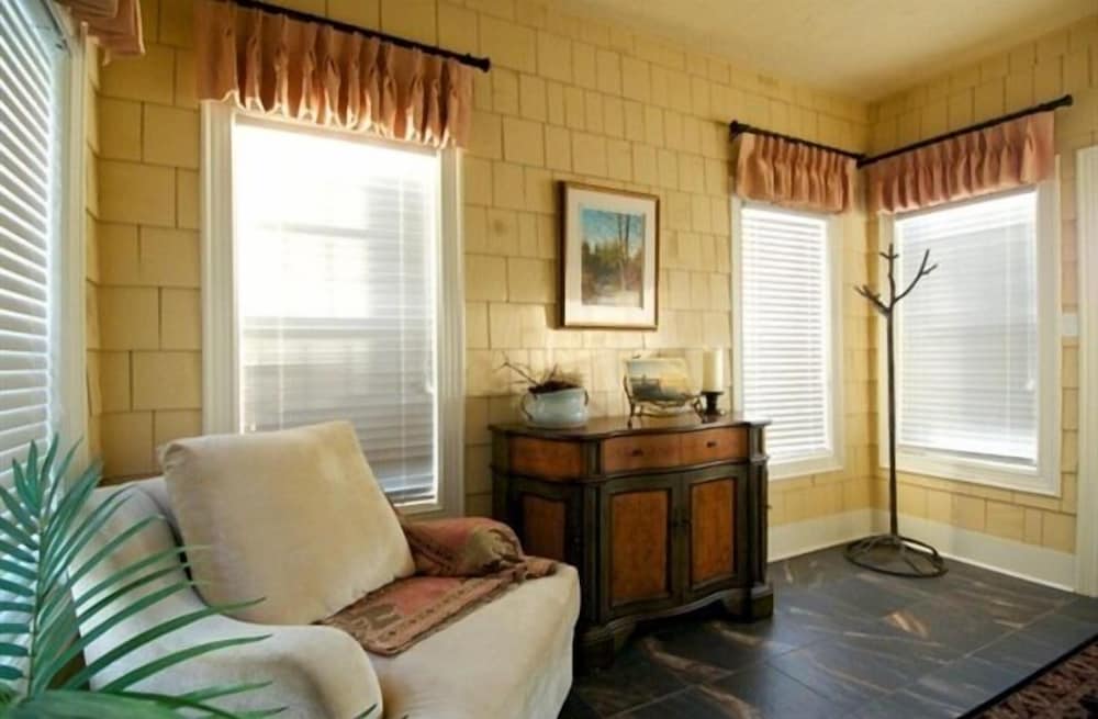 Luxury Cabin, 2 Bedrooms, Accessible, Pool View (Hummingbird Inn) photo 1