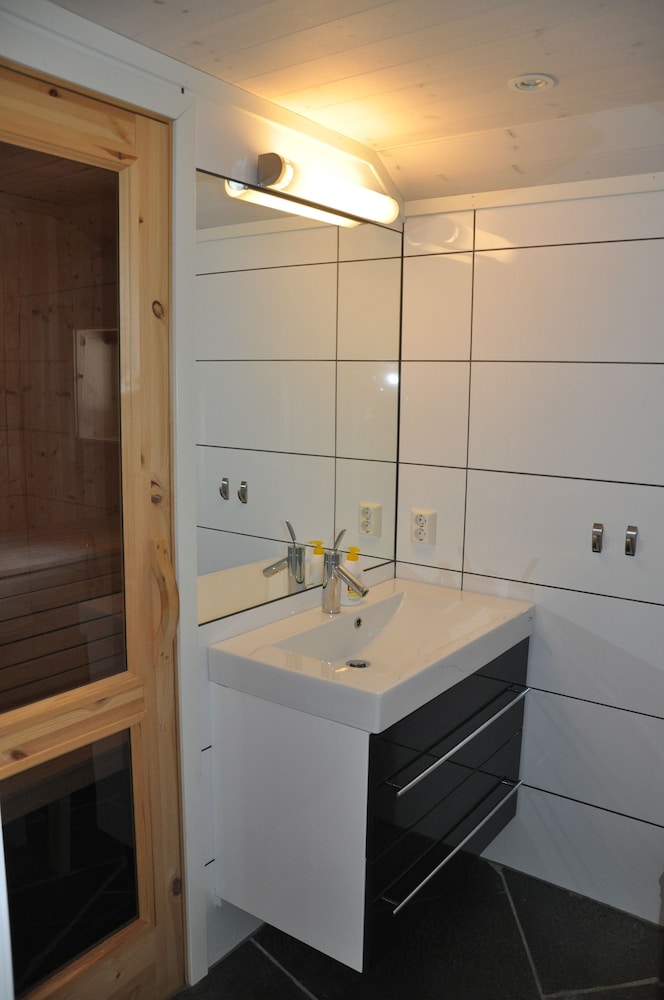 Deluxe House, 3 Bedrooms, Hot Tub photo 3