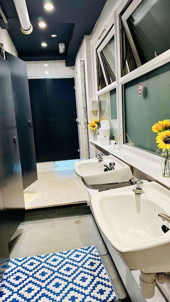 Basic Studio, Shared Bathroom photo 3