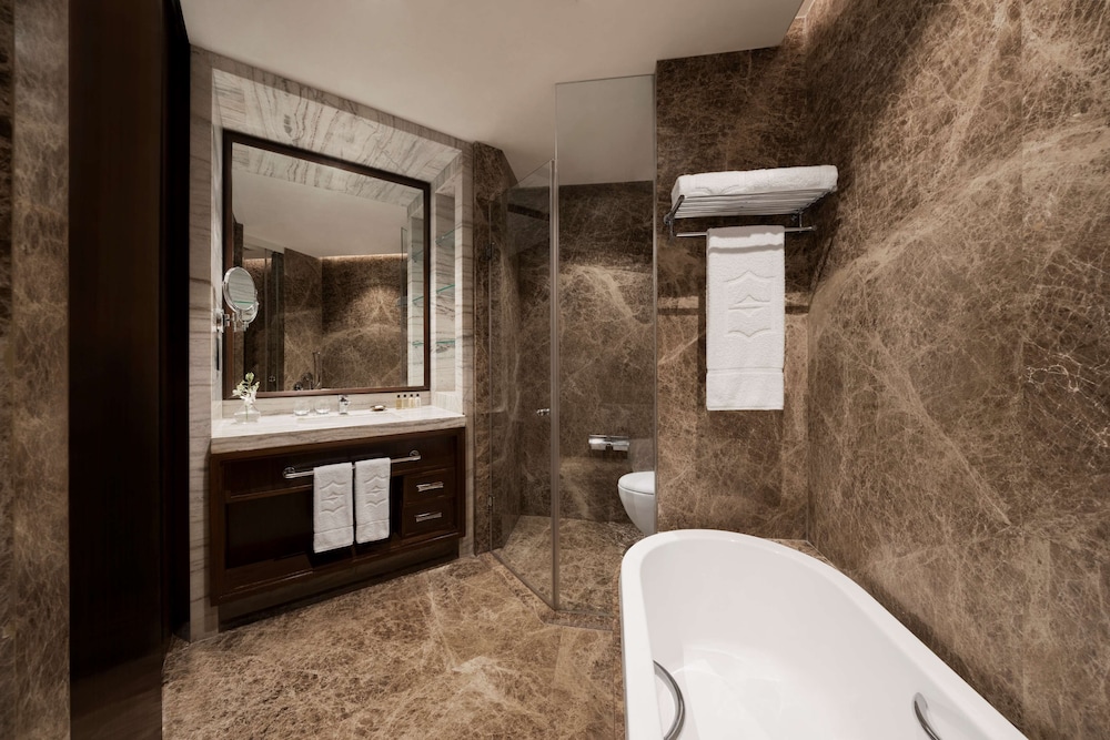 Executive Suite- Access to the Horizon Club Lounge & breakfast thumbnail 6