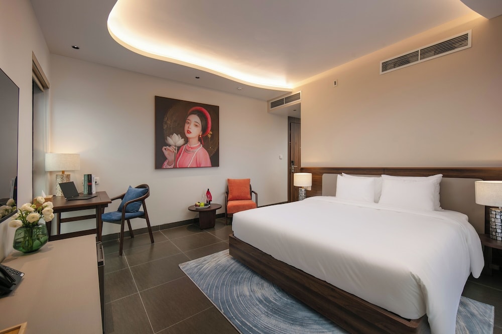 Junior Suite With Panoramic City View, Balcony thumbnail 5