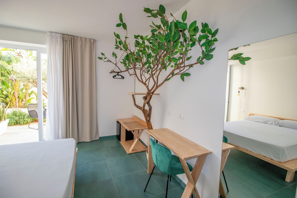 Deluxe Room, 1 King Bed, Garden View, Ground Floor