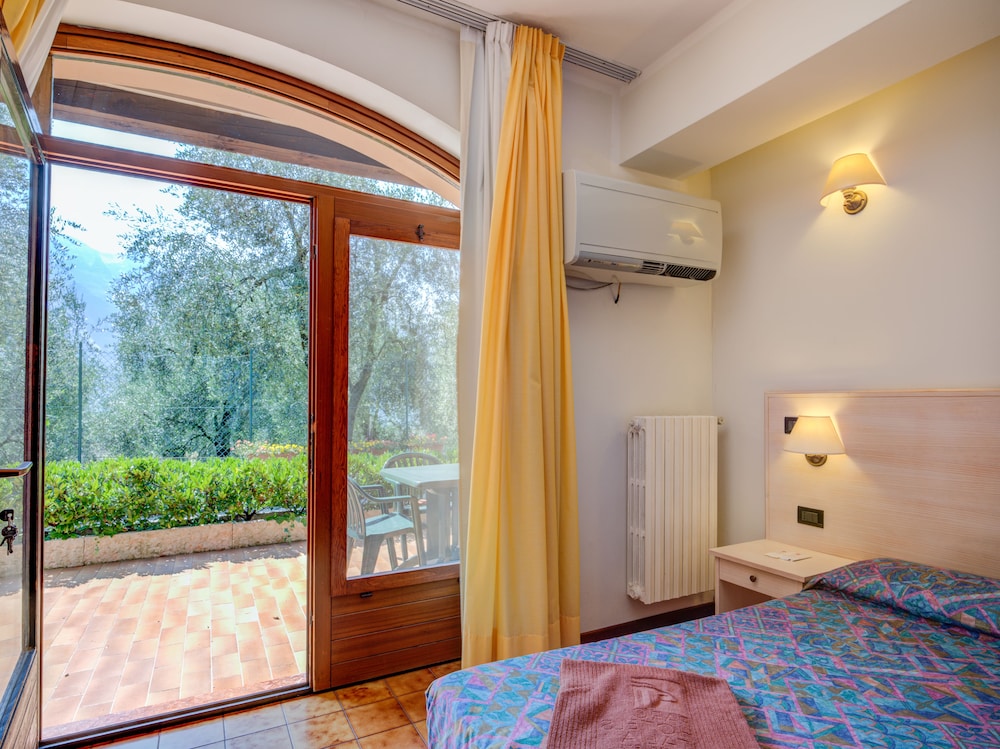 Standard Double or Twin Room - Photo 9