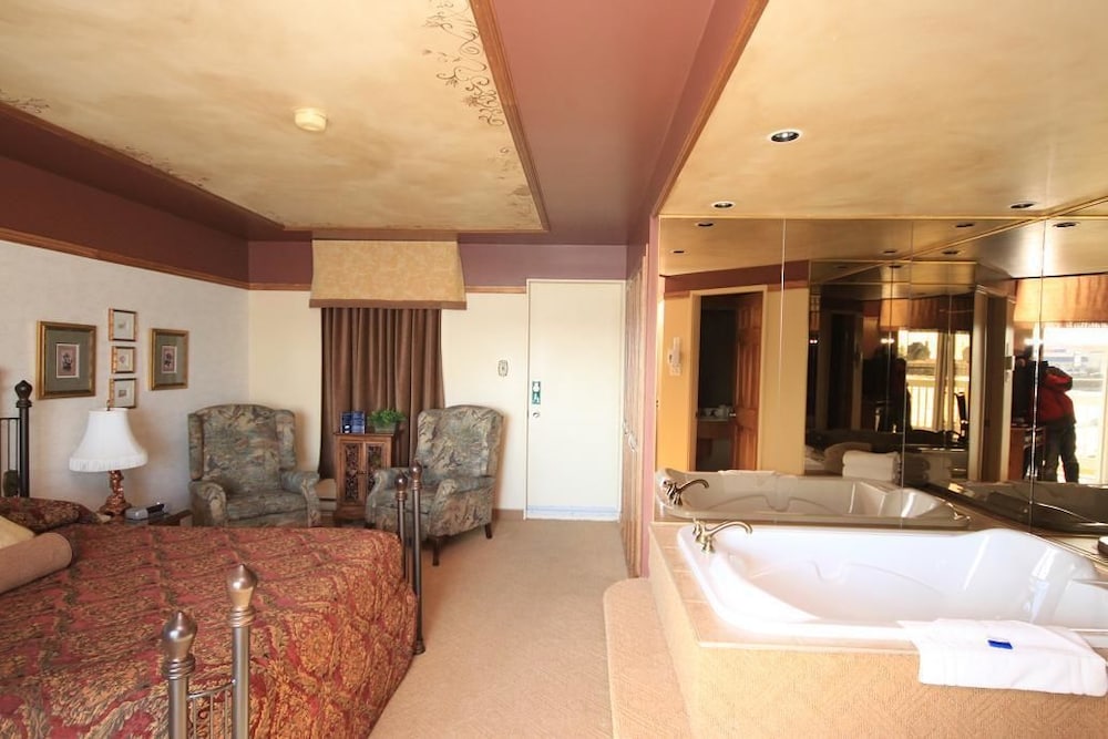 Deluxe Room, 1 Queen Bed, Hot Tub photo 2