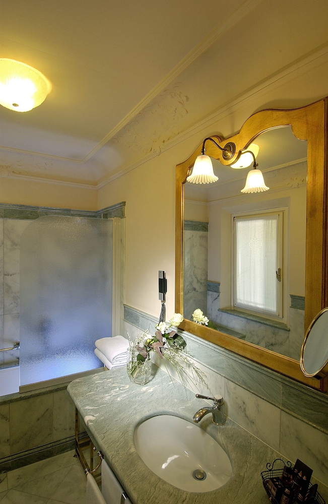 Classic Double or Twin Room - Photo 12