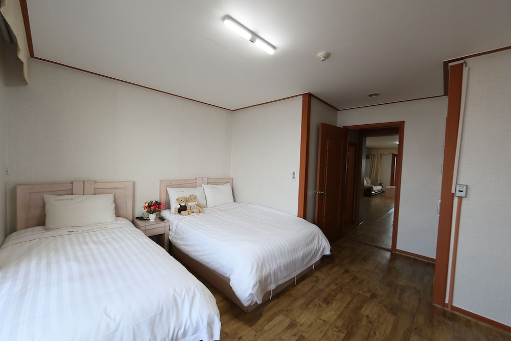 Family Room (25PY, extra person fee over 8 people) photo 3