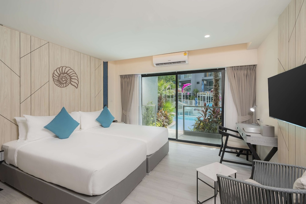 Deluxe Room, 2 Twin Beds, Pool Access - Photo 1