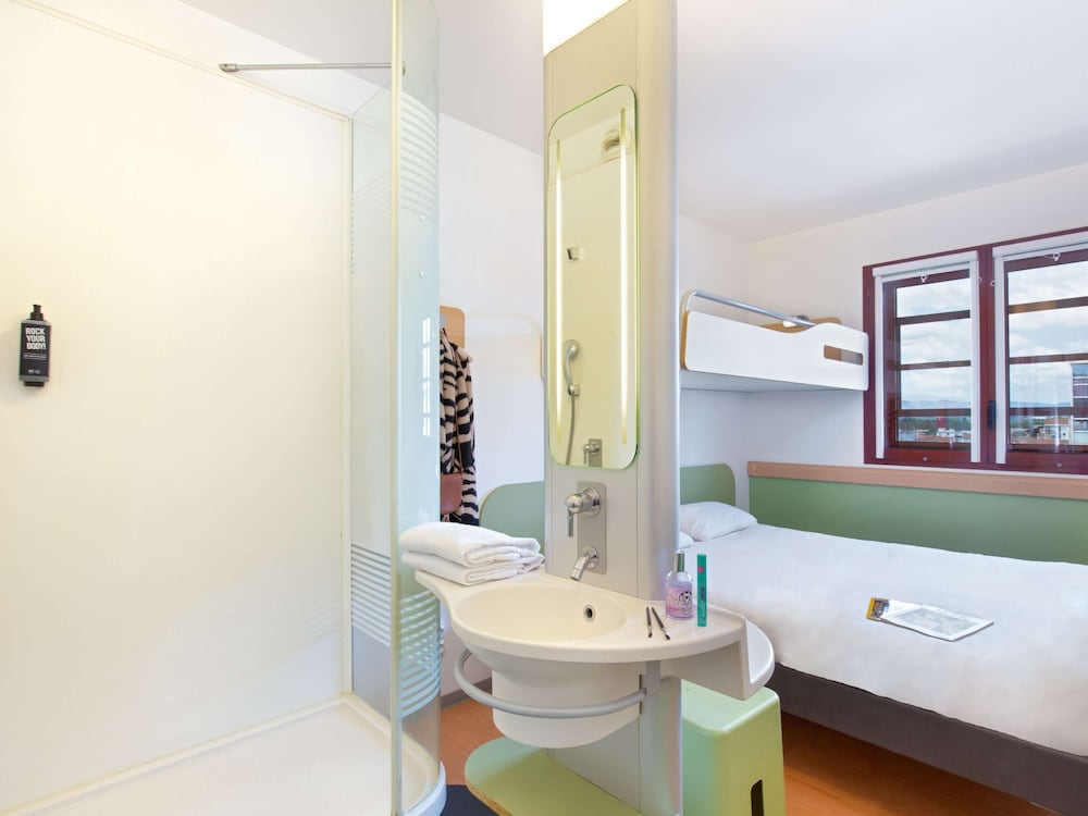 Triple Room (1 Double Bed and 1 Twin Murphy Bed) photo 3
