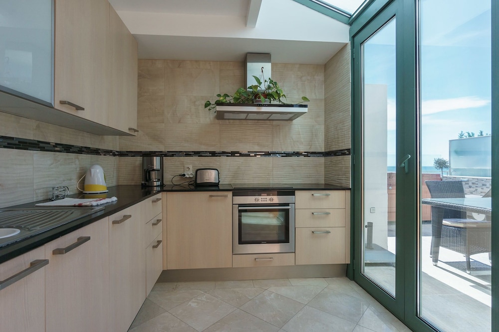 Deluxe Penthouse, 3 Bedrooms, Hot Tub, Ocean View photo 3