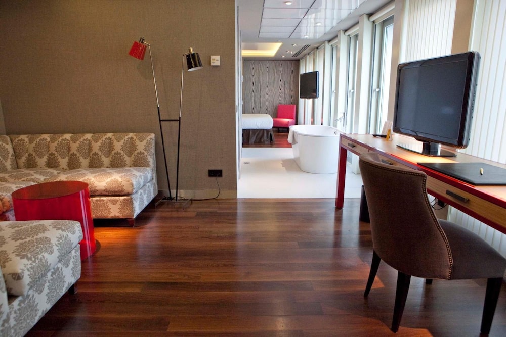 Suite - Photo 2