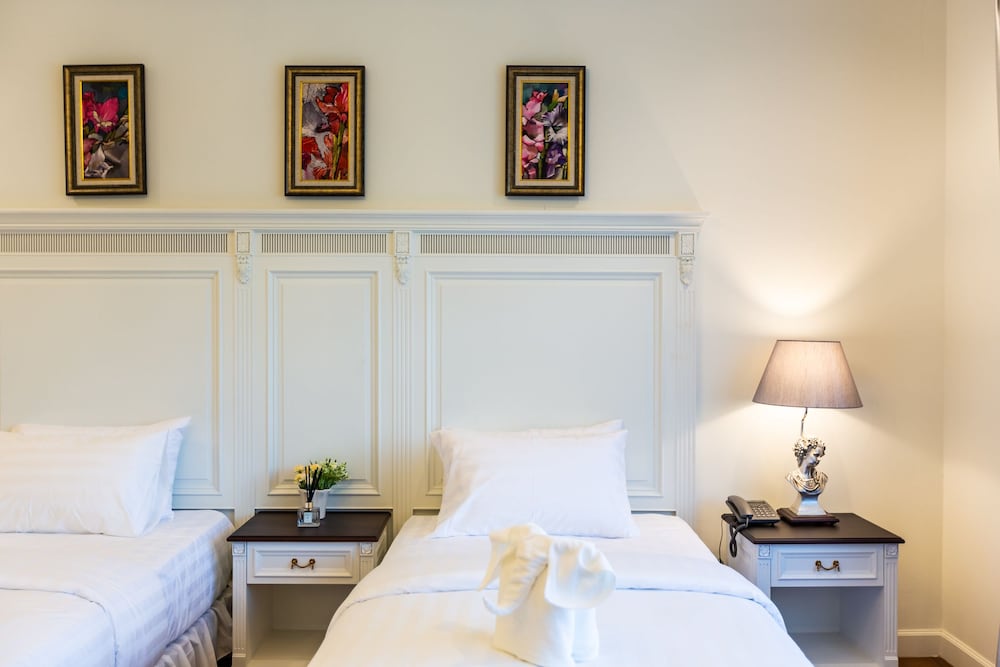 Luxury Twin Room, Ensuite, Pool View