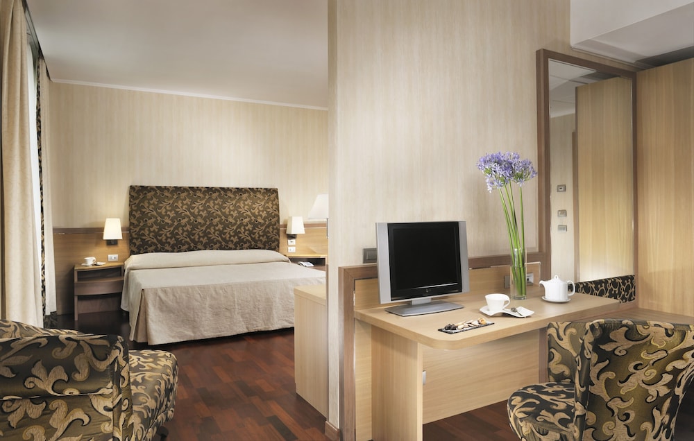 Suite, Hot Tub - Photo 3