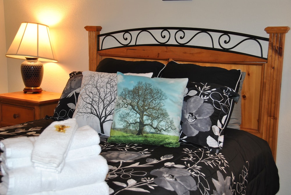 Design Room, 1 Queen Bed, Shared Bathroom, Pool View (M4 - The Oak Room) photo 1