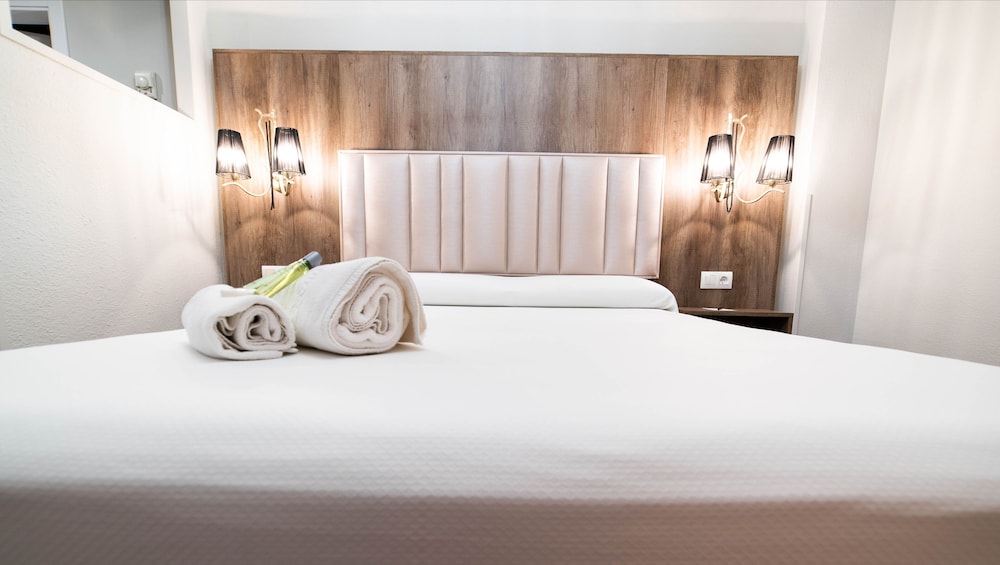 Standard Twin Room - Photo 6