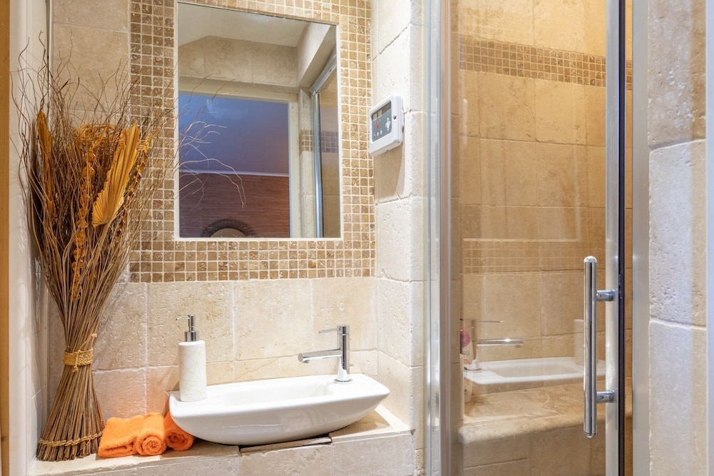 Executive Apartment, 1 Queen Bed, Smoking, Pool Access photo 2