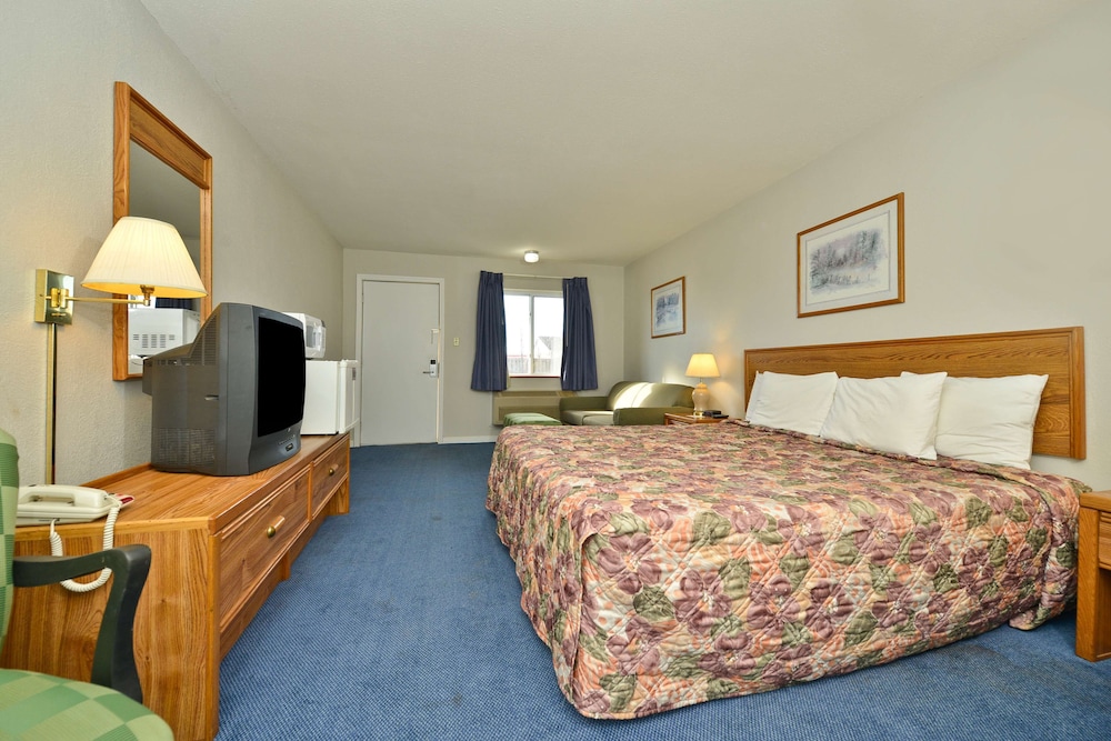 Room, 1 King Bed, Smoking photo 2