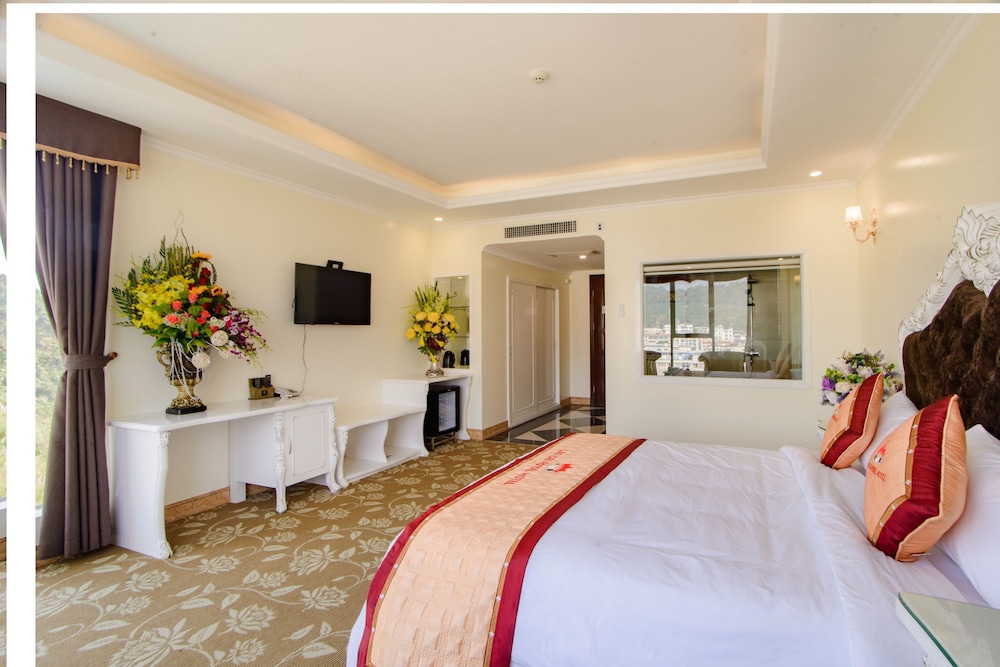 Deluxe Room, 1 King Bed photo 3