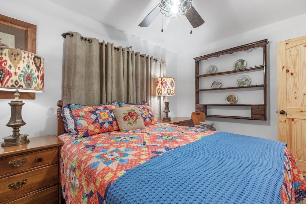 House, Multiple Bedrooms photo 2