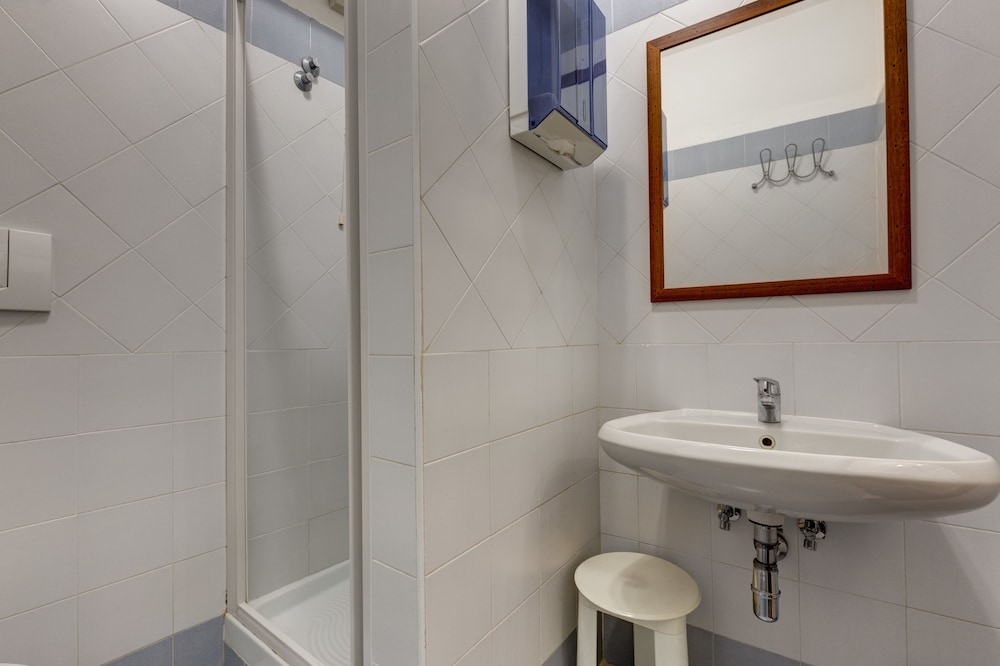 Economy Double Room with Shared Bathroom photo 3