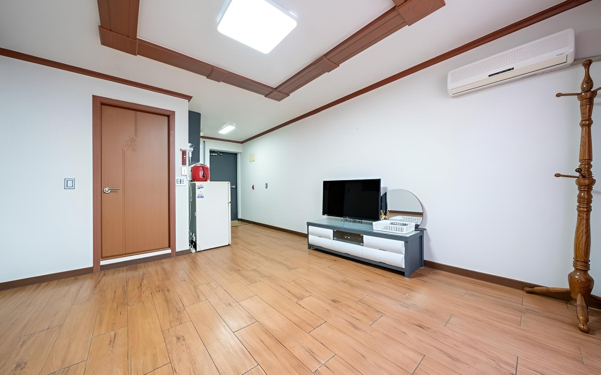 Room (Room 205 (Family Room Ocean View))
