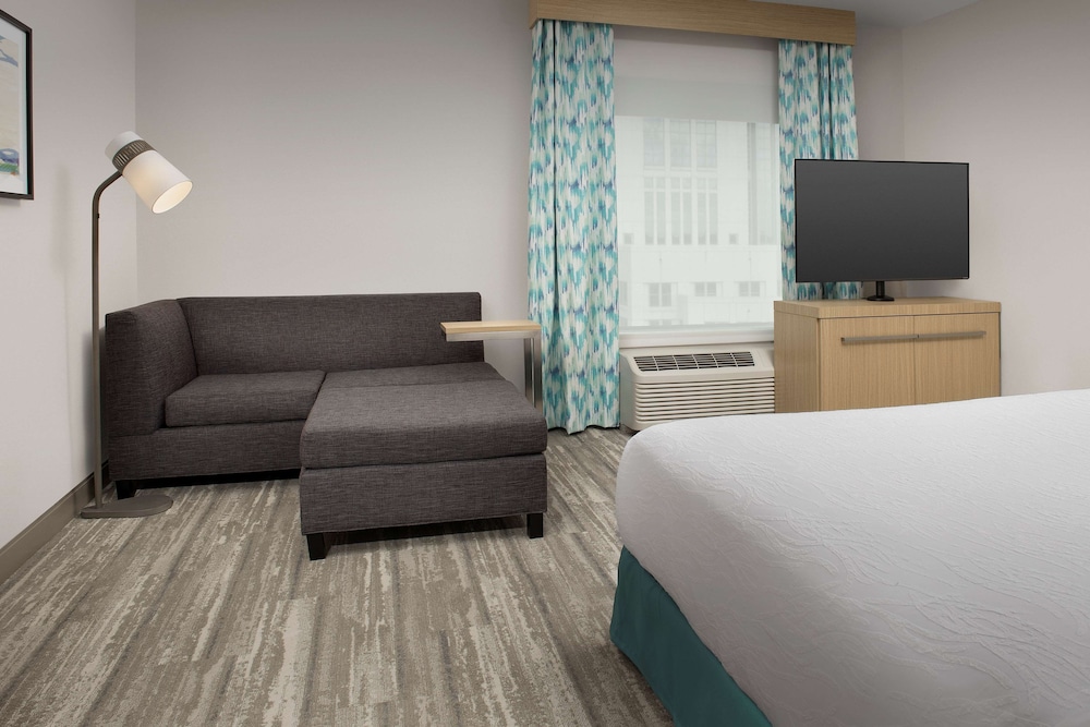 Deluxe Room, 1 King Bed, Accessible, Bathtub