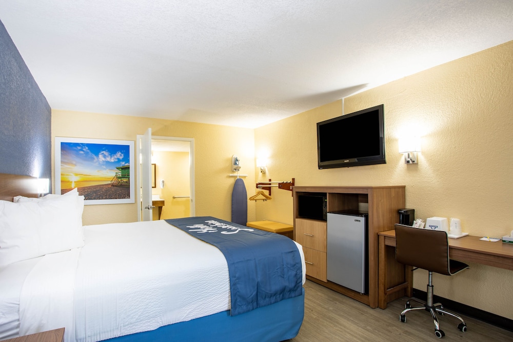Basic Room, 1 King Bed, Non Smoking - Photo 8