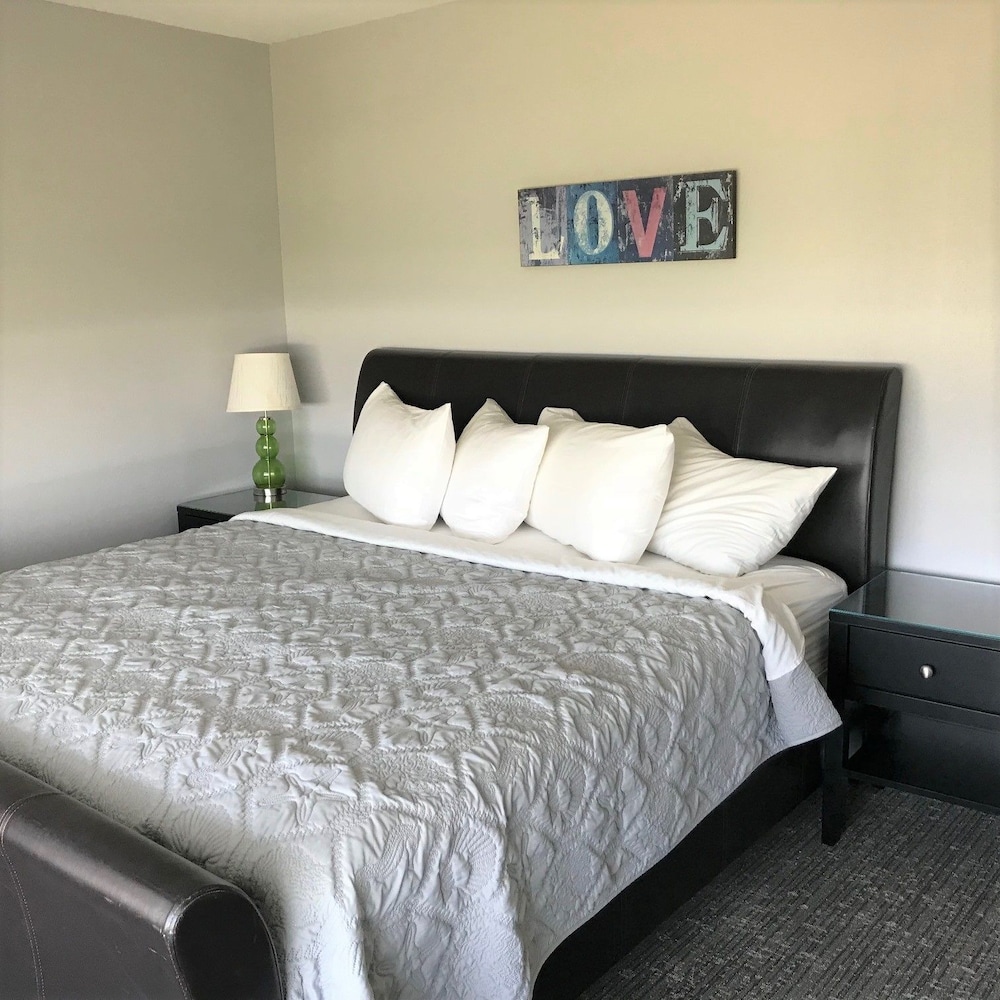 Duplex, 2 Bedrooms, Hot Tub, Oceanfront (Beach Access) photo 1