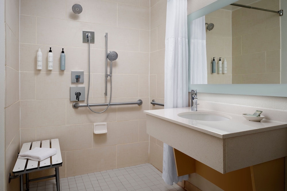Suite, 2 Double Beds (Mobility/Hearing Access, Roll-In Shwr) - Photo 2