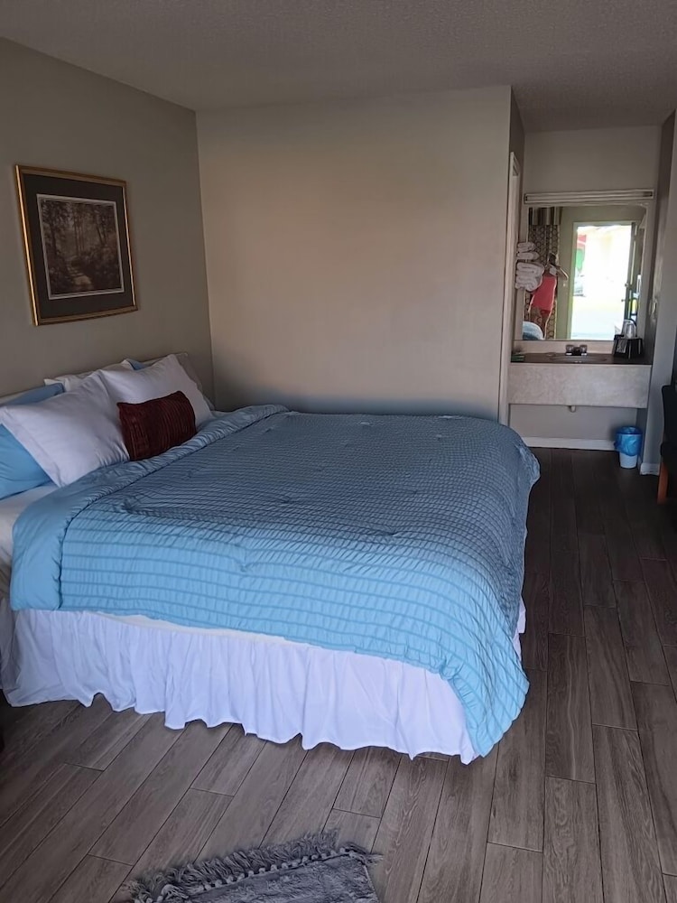 1 King Bed, Non-Smoking