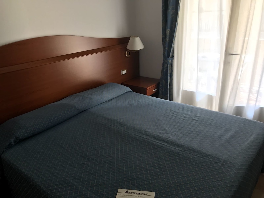 Double or Twin Room, Balcony, Partial Sea View photo 3