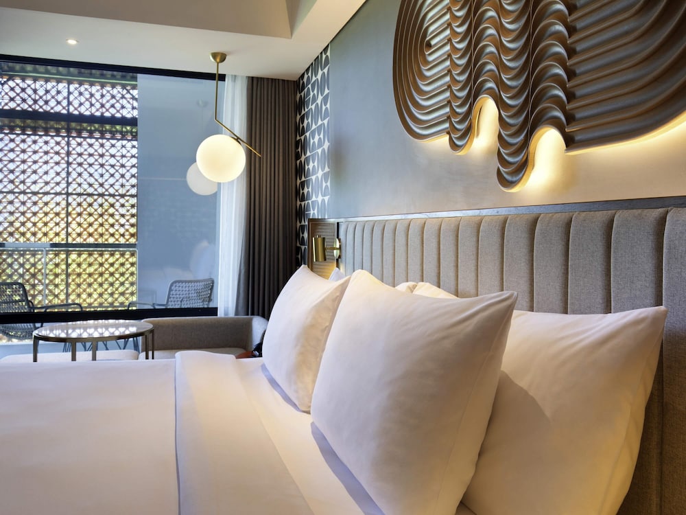 Comfort Suite, 1 King Bed, Ocean View (TRIBE)