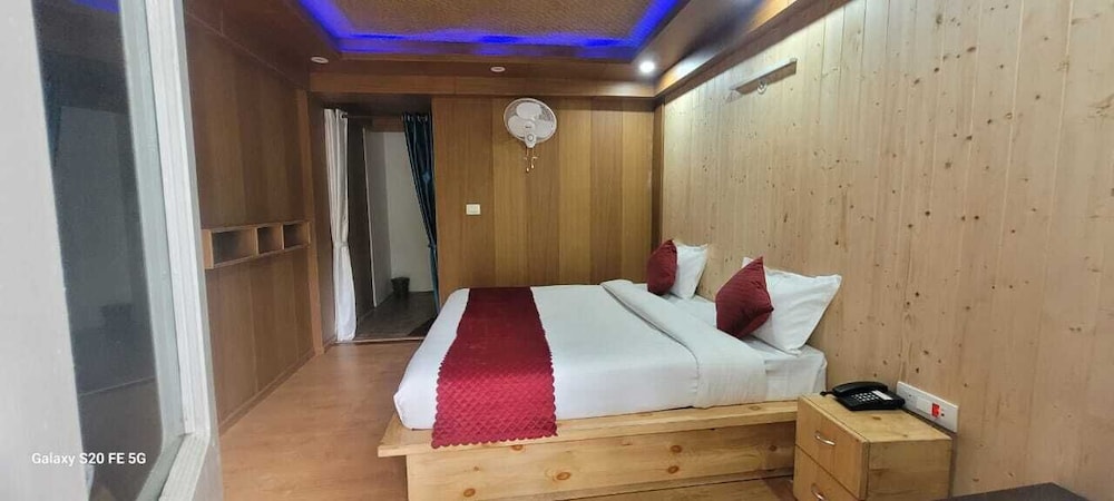 Premium Room - Photo 9