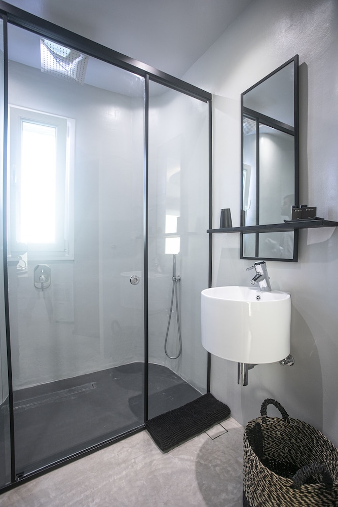 Deluxe Suite with Panoramic Sea View - Photo 18