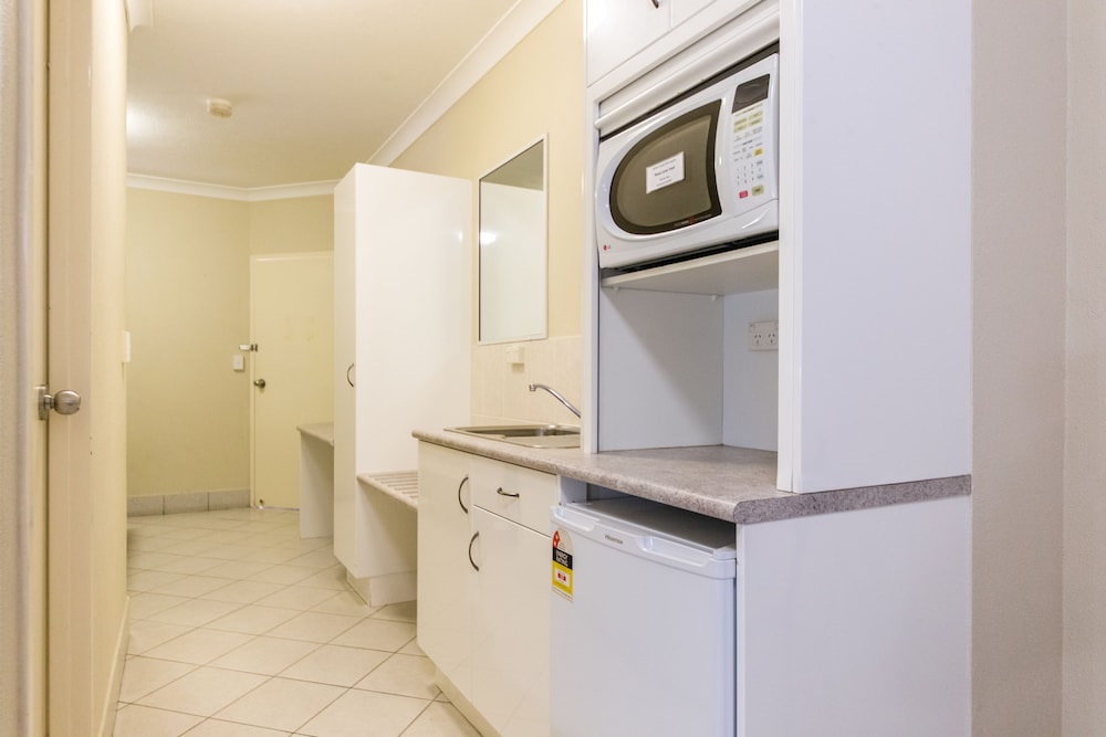 Standard Room, Non Smoking, Kitchenette (Queen & Single) photo 1