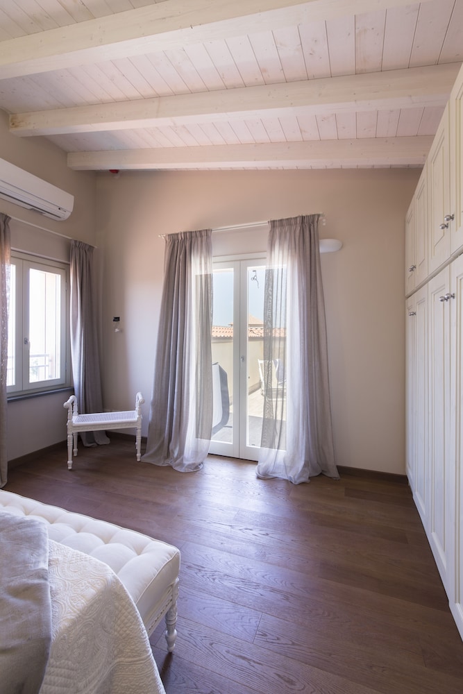 Superior Suite, Hot Tub, Tower photo 3