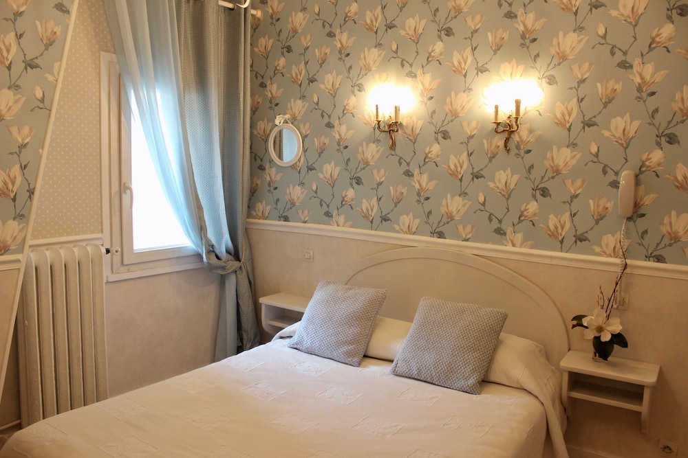 Family Room (adjoining rooms, non-connecting rooms) photo 3