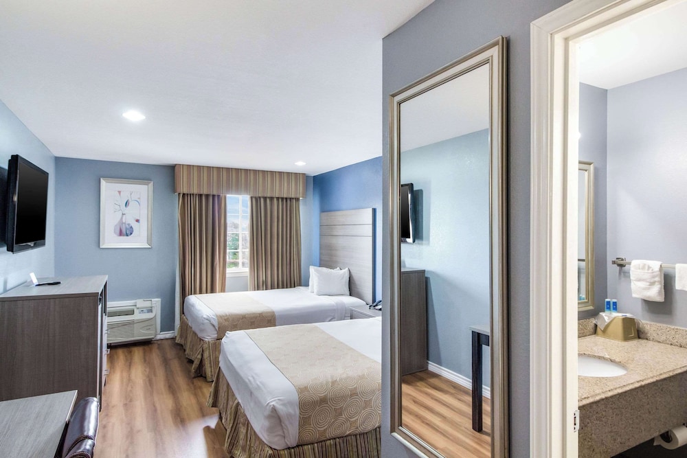 Room, 2 Queen Beds, Accessible, Non Smoking