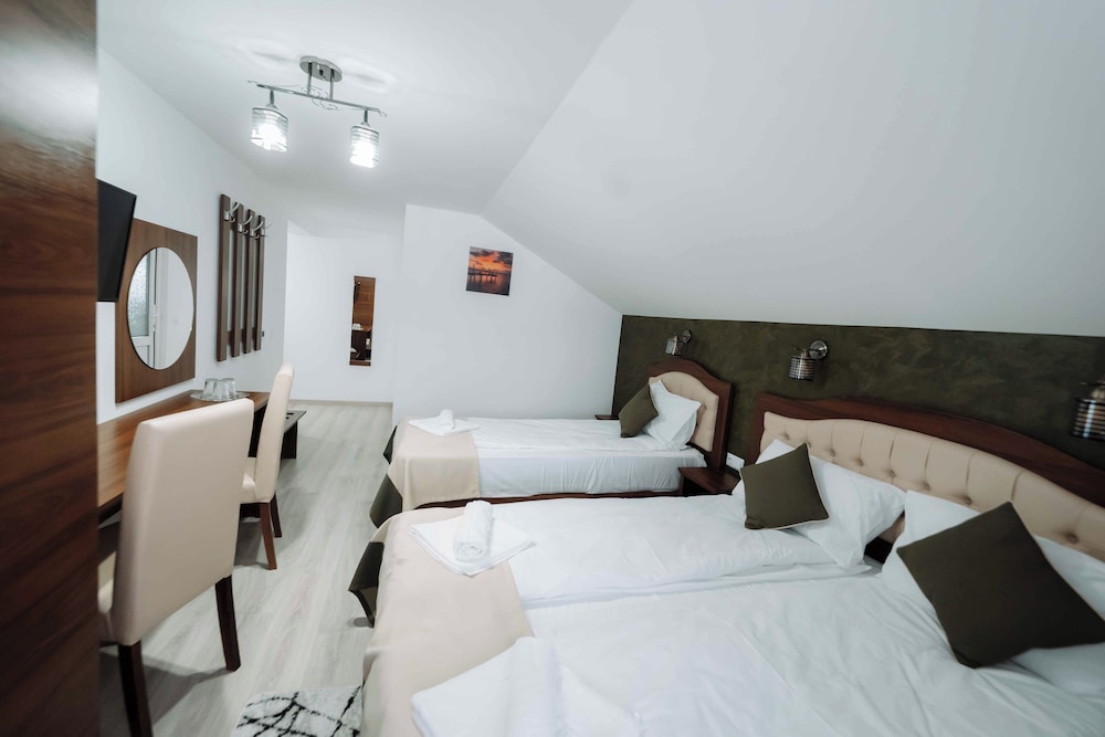 Room, Multiple Beds, Balcony, Mountain View photo 3