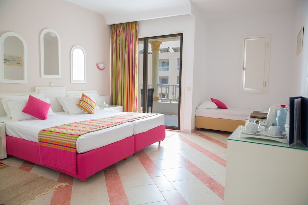 Standard Room, Multiple Beds, Balcony, Sea View - Photo 6