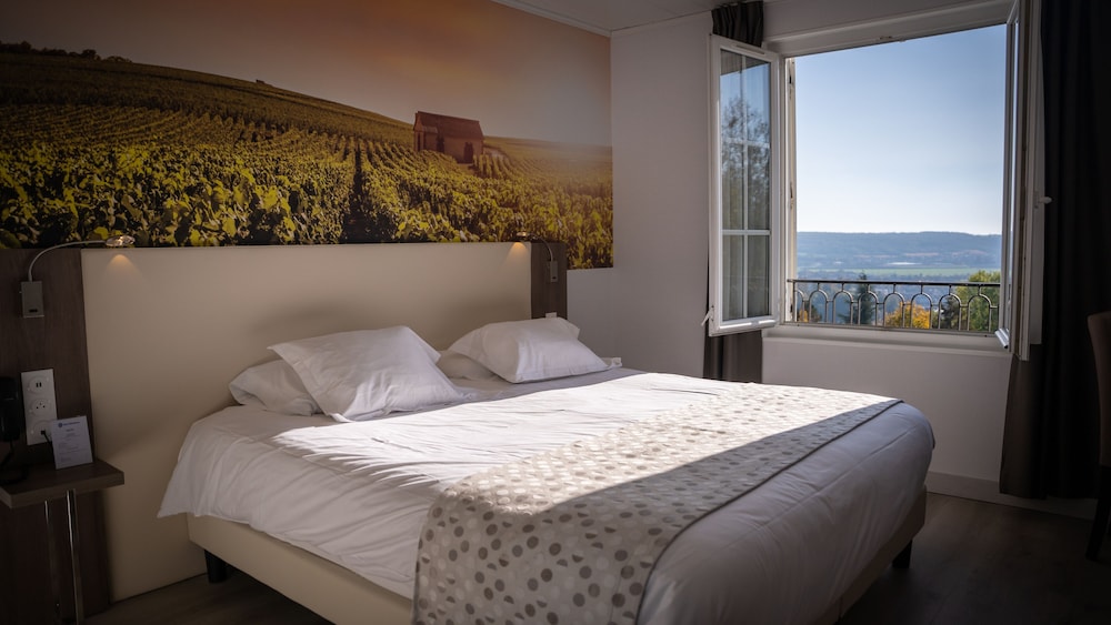 Superior Room, 1 Queen Bed, Non Smoking (Larger Room) - Photo 3