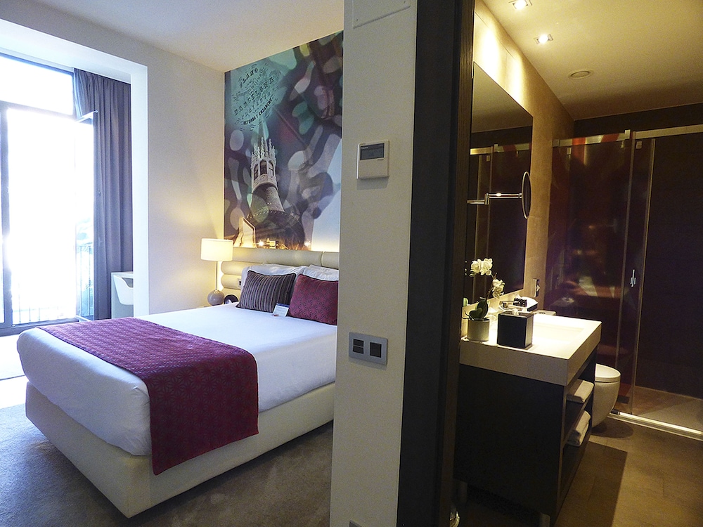 Suite, 1 Queen Bed, Pool View photo 3