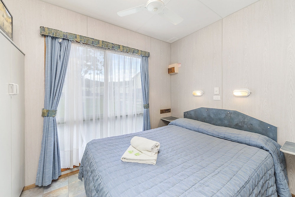 Deluxe Cabin - Linen only on queen bed photo 2