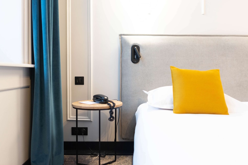 Deluxe Room, 1 King Bed, Non Smoking - Photo 4