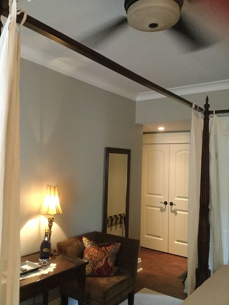 Romantic Room, 1 King Bed, Private Bathroom, Garden View (Deer Trail) photo 2