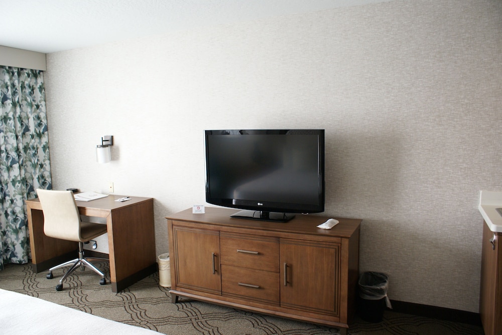 Standard Room, 1 King Bed, Non Smoking, Microwave - Photo 2