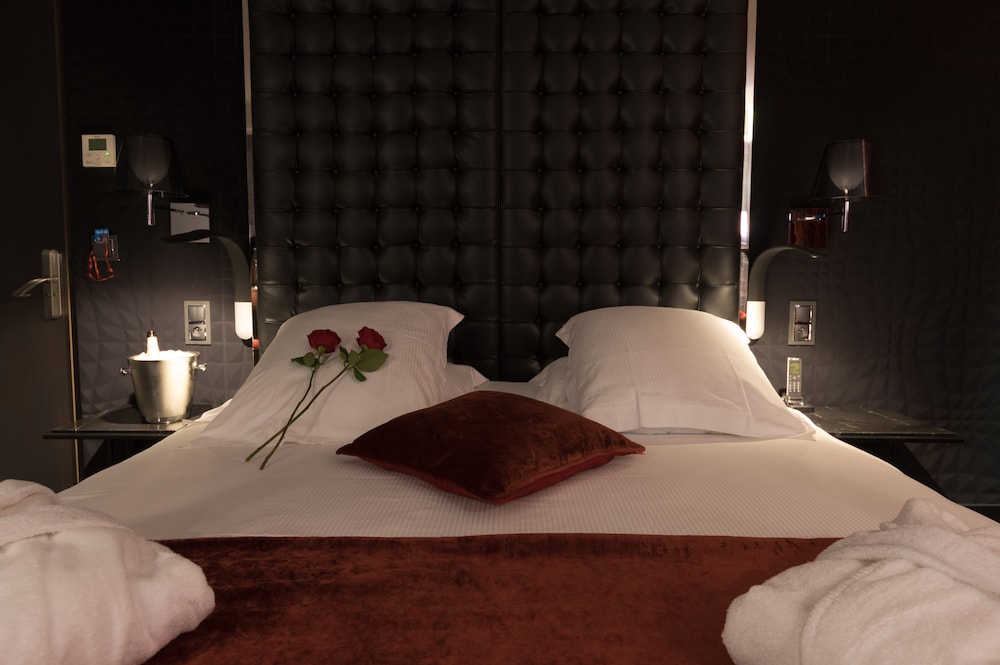 Premium Black Room